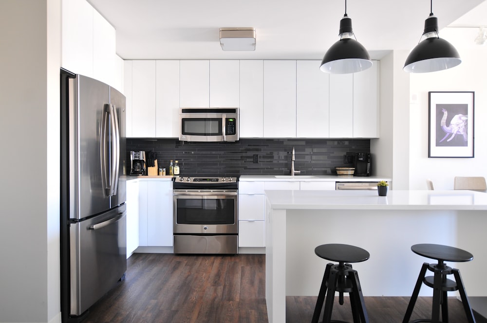 Hochwertige Bodenverlegung in modernem Interieur