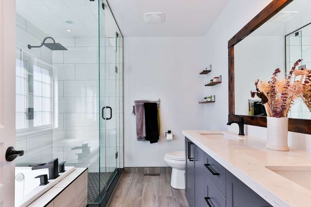 Modern renoviertes Badezimmer mit Fliesenarbeiten