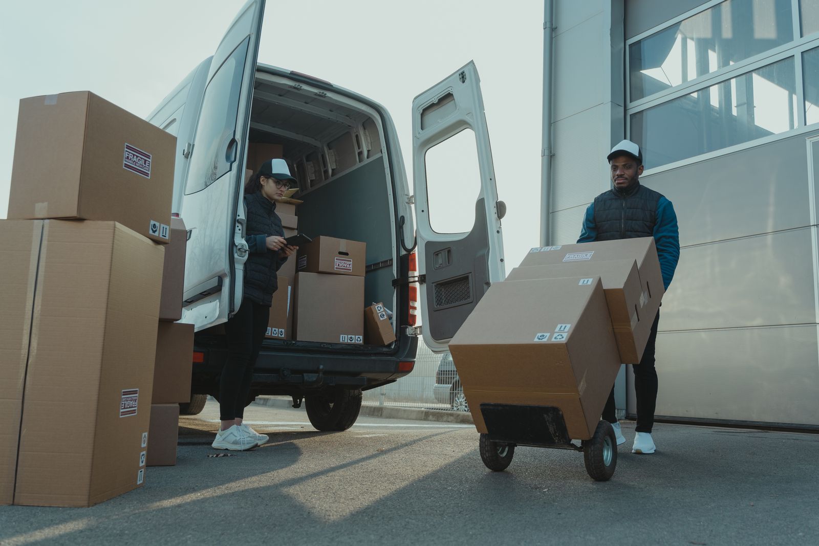 Team vom Schnüffel-Center vor dem Transporter
